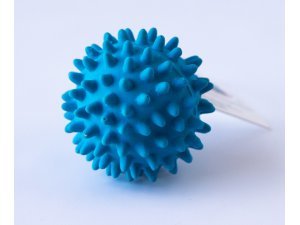 Míček s bodlinami pískací - modrý - LATEX  6,8cm