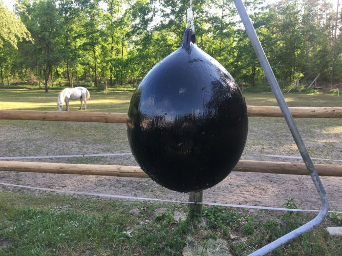 Sticky Trap Past na ovády exclusive s 1,5l lepidla, velkým černým míčem a masivním stojanem pro zavěšení