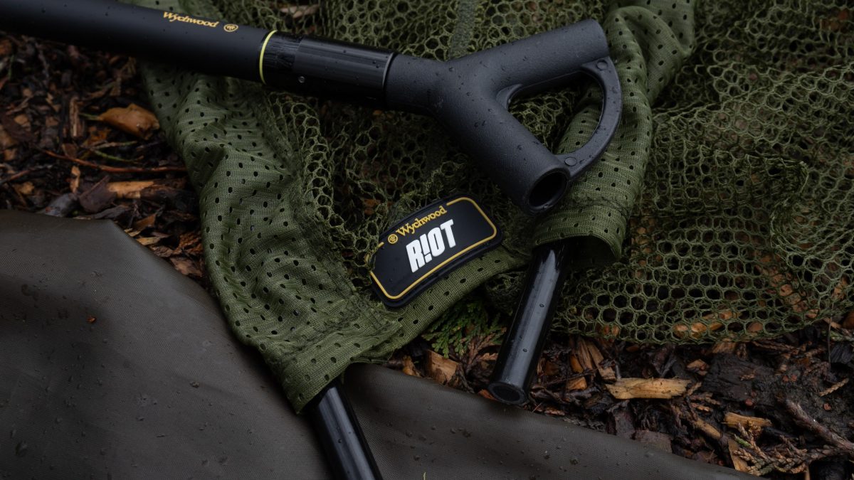 Wychwood kaprový podběrák Riot 42“ 6ft/180cm Landing Net 2 Piece Handle