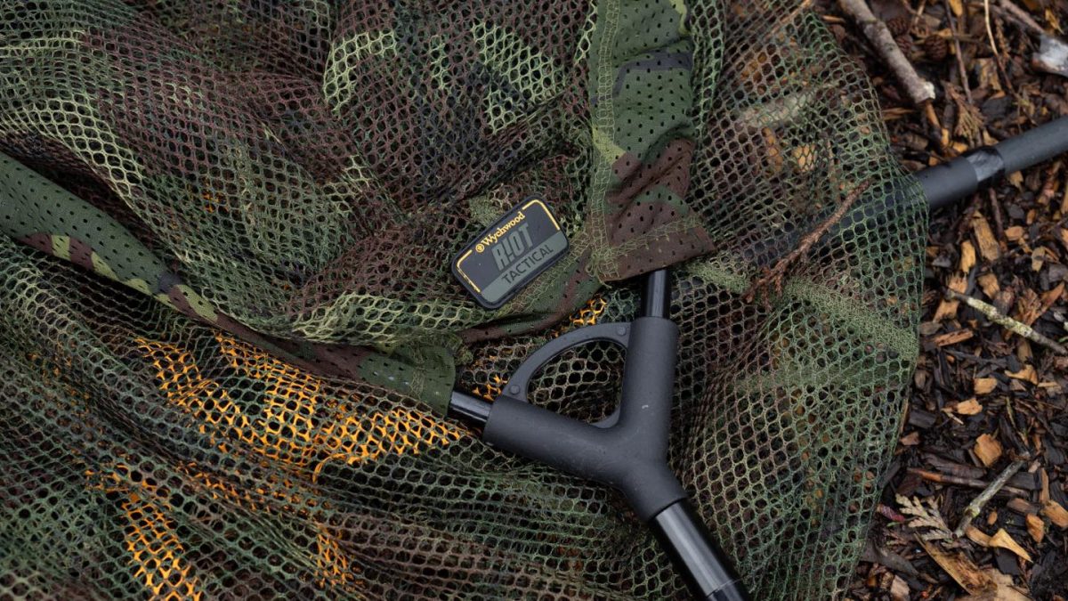 Wychwood kaprový podběrák Riot Tactical 42“ 6ft/180cm Landing Net 2pc Handle